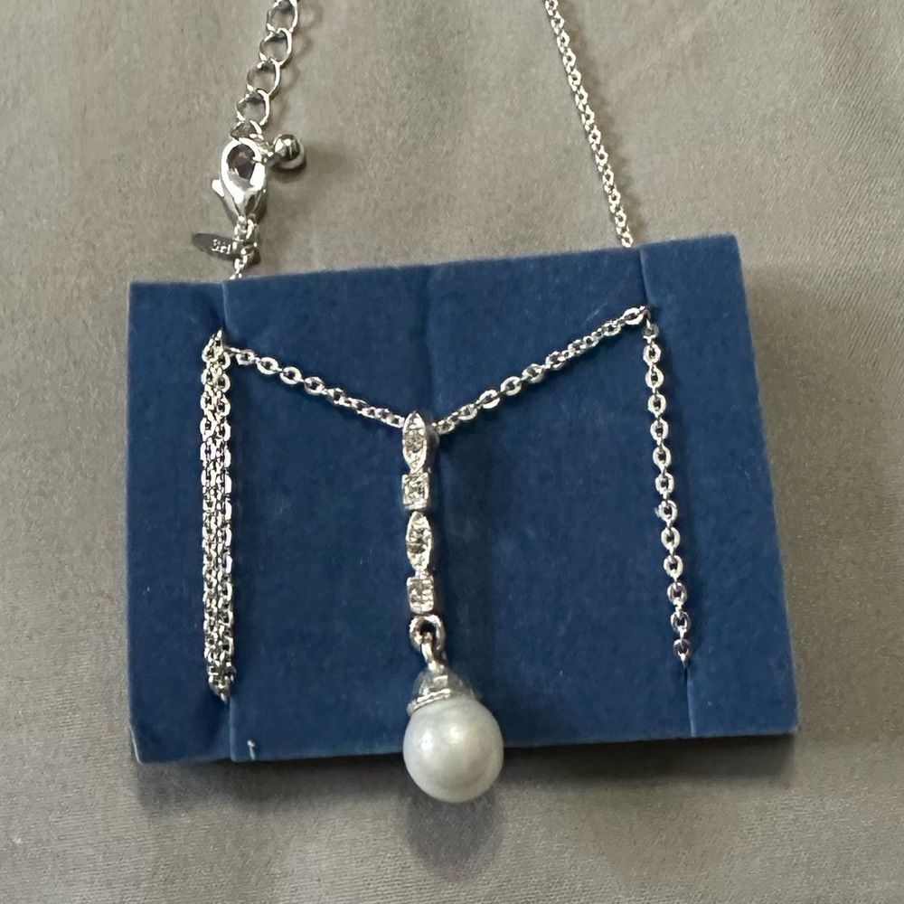 Avon Pearl Drop Gift Set Silvertone Neckace about 18"